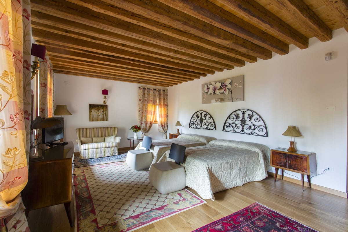 Klassieke suite, meerdere bedden | 1 slaapkamer, gratis wifi, beddengoed
