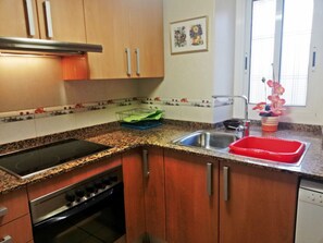 Réfrigérateur, four à micro-ondes, un four, surface de cuisson