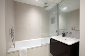 Duschwanne, Haartrockner, Handtücher, Seife