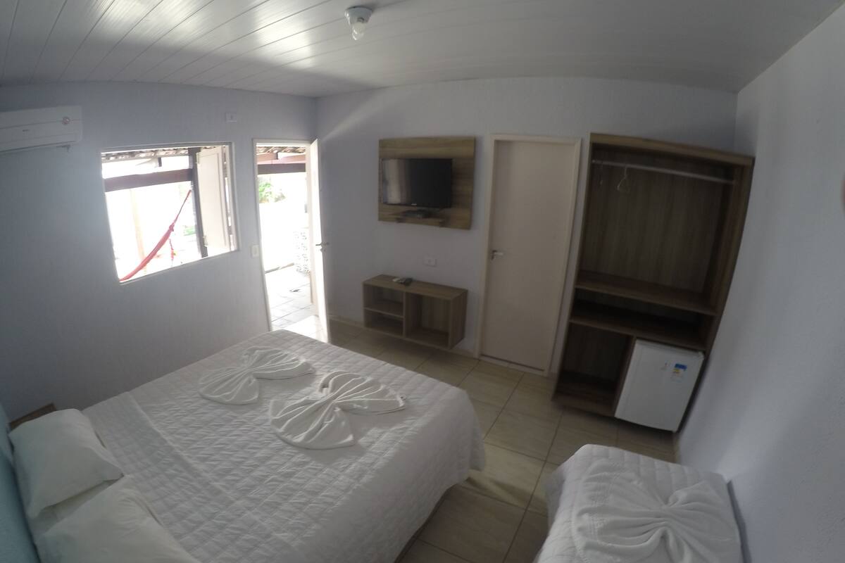 Minibar, free WiFi, bed sheets