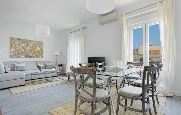 Dining - Exclusive 3BR Apartment Near Retiro Park. Reina Sofia II (Madrid)
