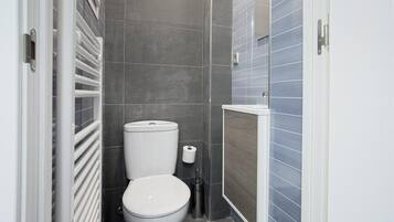 Een douche, handdoeken