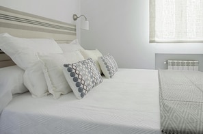 3 bedrooms, WiFi, bed sheets - Exclusive 3BR Apartment Near Retiro Park. Reina Sofia II (Madrid)