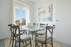 Dining - Exclusive 3BR Apartment Near Retiro Park. Reina Sofia II (Madrid)