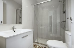 Shower, towels - Exclusive 3BR Apartment Near Retiro Park. Reina Sofia II (Madrid)