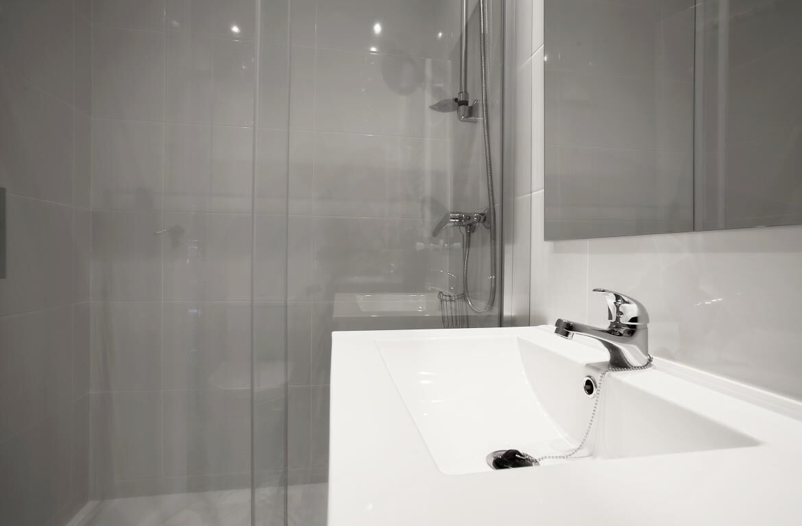 Een douche, handdoeken