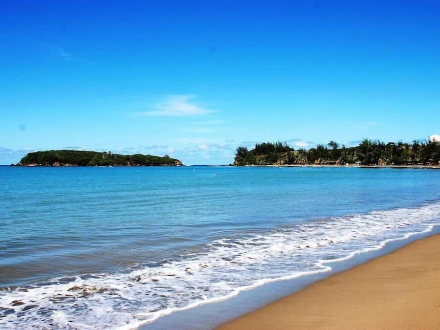 Ubicación cercana a la playa y arena blanca