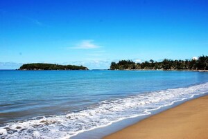 Una playa cerca, arena blanca
