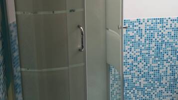 Dusche, Regendusche, kostenlose Toilettenartikel, Haartrockner