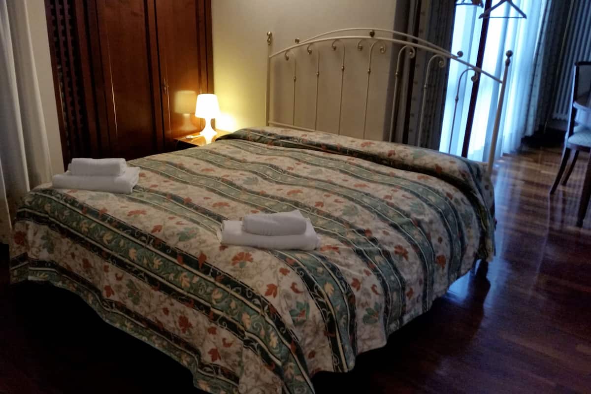 Tweepersoonskamer, privébadkamer, bijgebouw (400 meters from main building) | Verduisterende gordijnen, babybedden, gratis wifi, beddengoed