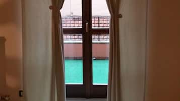 Camera doppia, bagno condiviso | Tende oscuranti, culle/letti per bambini (a pagamento), Wi-Fi gratuito