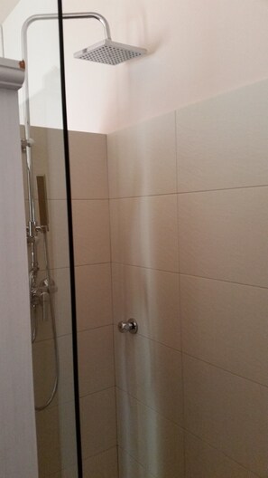 Double Room, Shared Bathroom | Blackout curtains, cots/infant beds, free WiFi, bed sheets - Gira Guest House (Como)