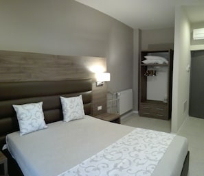Egyptian cotton sheets, premium bedding, minibar, in-room safe