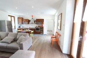 Appartement, 2 slaapkamers | Woonruimte | Een flatscreentelevisie