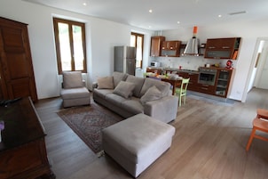 Apartamento, 2 habitaciones | Zona de estar | Una televisión de pantalla plana