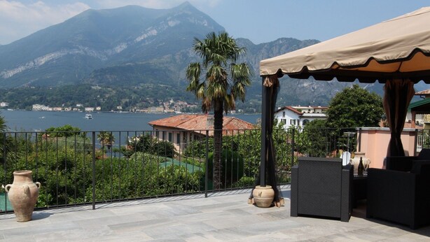 A terrace with a view of a lake and mountains, featuring outdoor furniture and a pergola. - Pitel House The Bellagio Dream (Bellagio)
