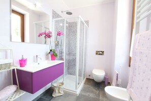 Appartement, 2 slaapkamers | Badkamer | Een douche, een haardroger, een bidet, handdoeken