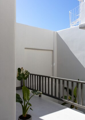 Deluxe Double Room, 1 King Bed, Non Smoking | Courtyard view