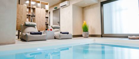 Kolam renang indoor