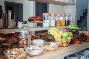 Uma mesa de buffet com diversos alimentos e acompanhamentos.