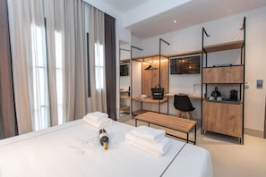 Superior Double Room - First Floor | Frigobar, cofres nos quartos, individualmente decorados