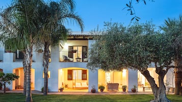 Vista frontal de la propiedad por la tarde o noche