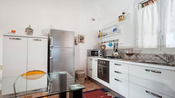 Appartamento, 3 camere da letto | Cucina privata | Frigorifero con congelatore, microonde, forno, piano cottura