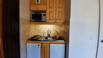 Fridge, microwave, dishwasher, coffee/tea maker