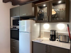 Een koelkast, een magnetron, een oven, een vaatwasser