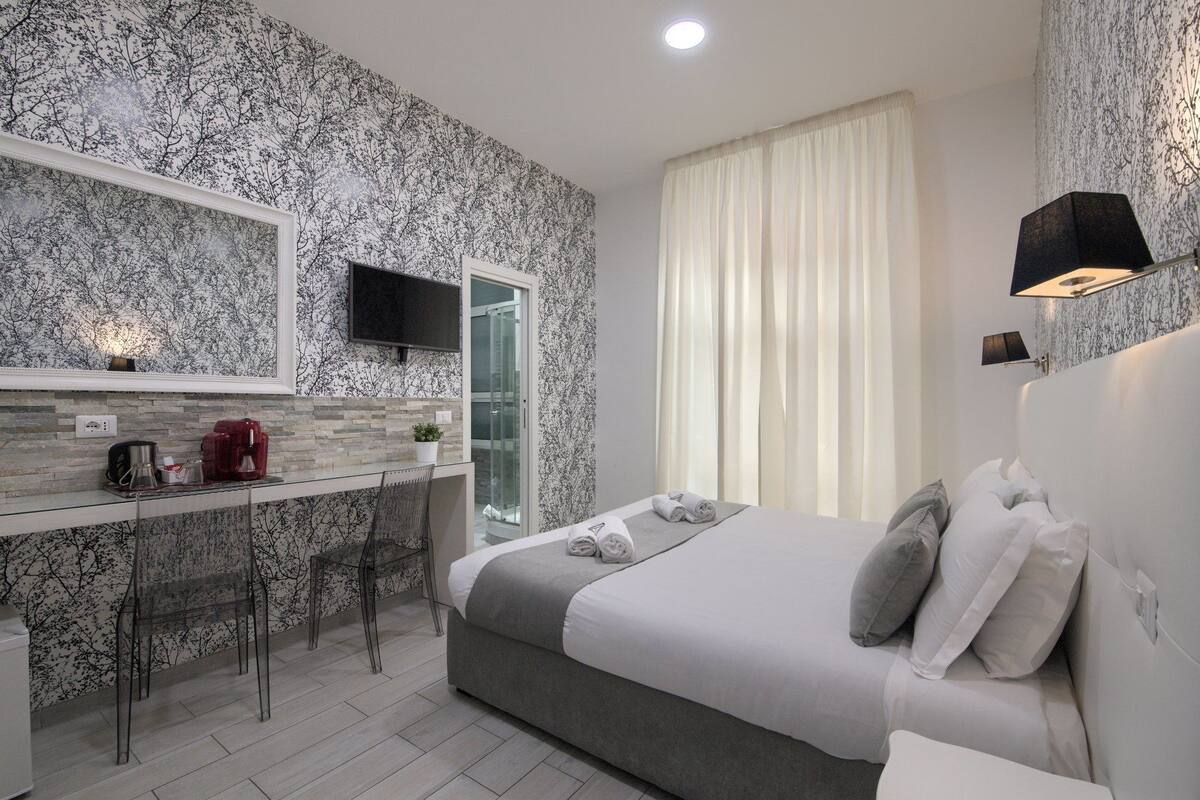 Camera Superior con letto matrimoniale o 2 letti singoli | Una cassaforte in camera, una scrivania, tende oscuranti