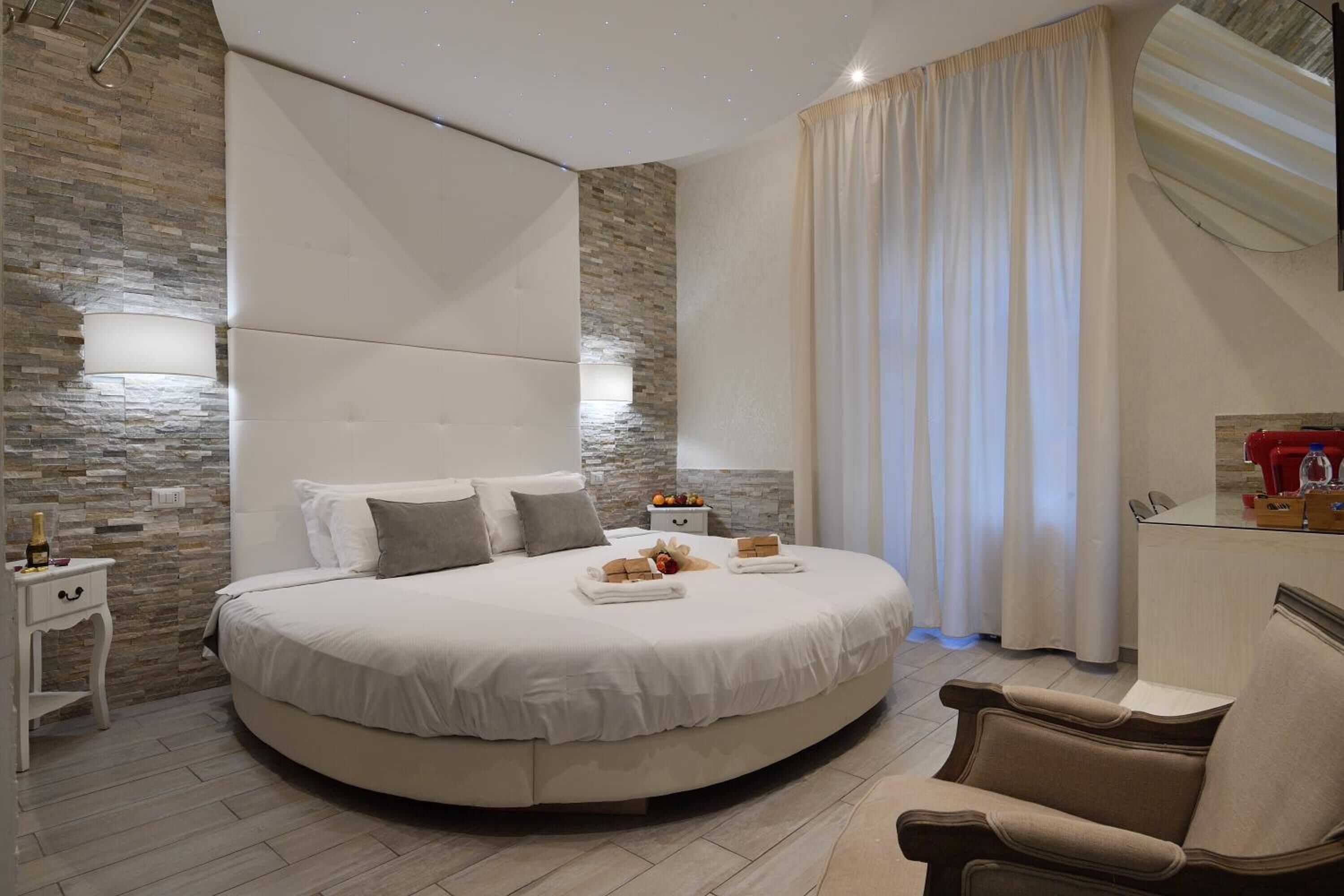 Een kluis op de kamer, een bureau, verduisterende gordijnen