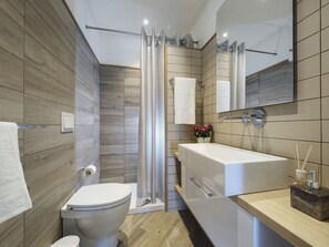 Appartement, 2 slaapkamers | Badkamer | Een douche, een regendouche, een haardroger, een bidet