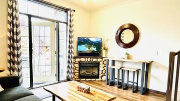 Smart-TV, Kamin, Tischtennisplatte, Videothek