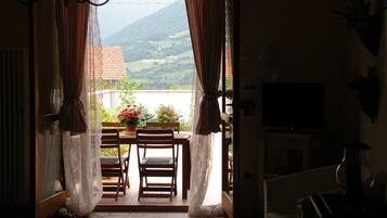 Superior-Apartment, Mehrere Betten, eingeschrÀnkter Seeblick | Blick auf den Garten