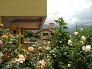 Superior-Apartment, Mehrere Betten, eingeschränkter Seeblick | Blick auf den Garten