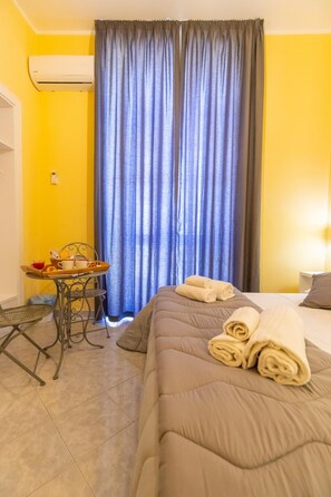 Egyptian cotton sheets, premium bedding, down comforters - B&B Trianon (Naples)