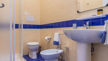 Camera Deluxe con letto matrimoniale o 2 letti singoli | Bagno | Doccia, soffione a pioggia, set di cortesia firmato, asciugacapelli