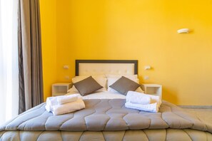 Egyptian cotton sheets, premium bedding, down comforters - B&B Trianon (Naples)