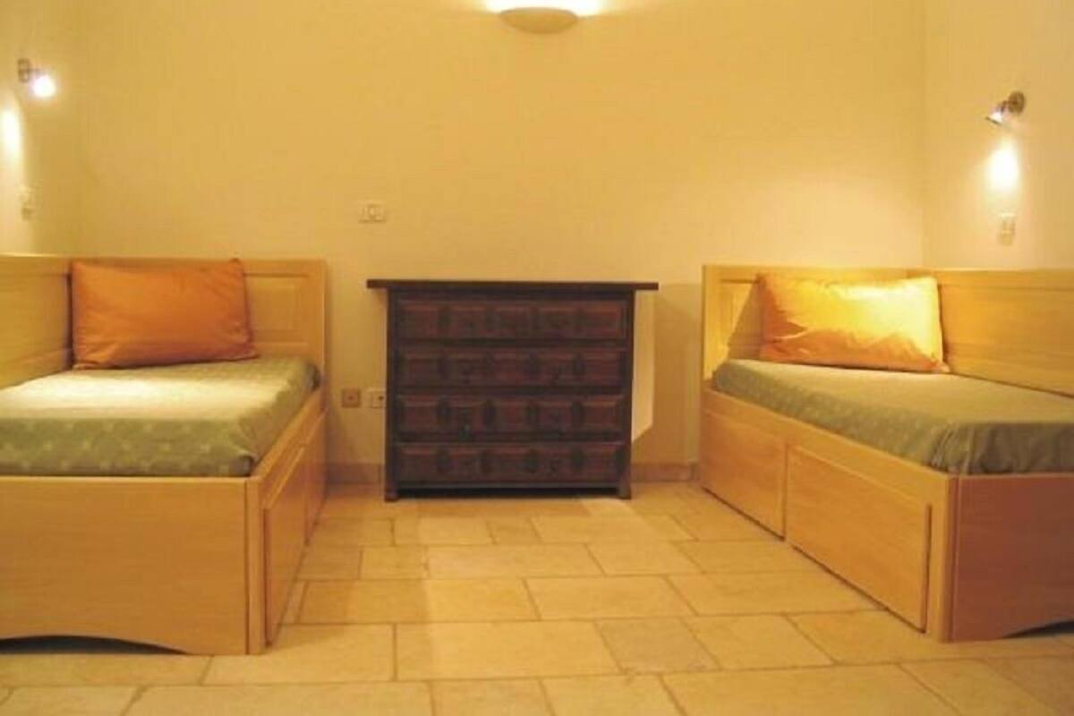 Deluxe Apartment | Cots/infant beds, free WiFi, bed sheets