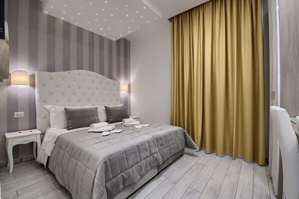 ميني بار وخزنة داخل الغرفة وستائر تعتيم ومكواة/لوح كي