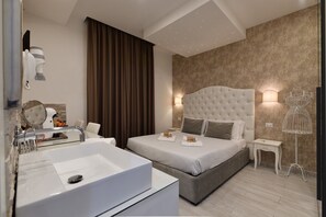 ميني بار وخزنة داخل الغرفة وستائر تعتيم ومكواة/لوح كي