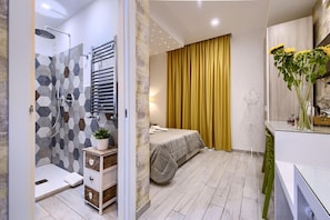 ميني بار وخزنة داخل الغرفة وستائر تعتيم ومكواة/لوح كي