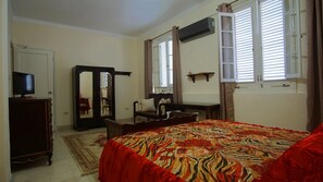 Standaard tweepersoonskamer, 1 queensize bed, privébadkamer | Een bureau, extra bedden, wifi, beddengoed