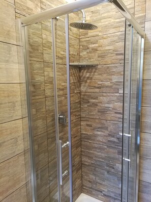 Chuveiro, produtos de toalete grátis, secador de cabelo, bidê