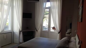 Chambre Double Confort, balcon | Bureau, fer et planche Ă  repasser, Wi-Fi gratuit, draps fournis