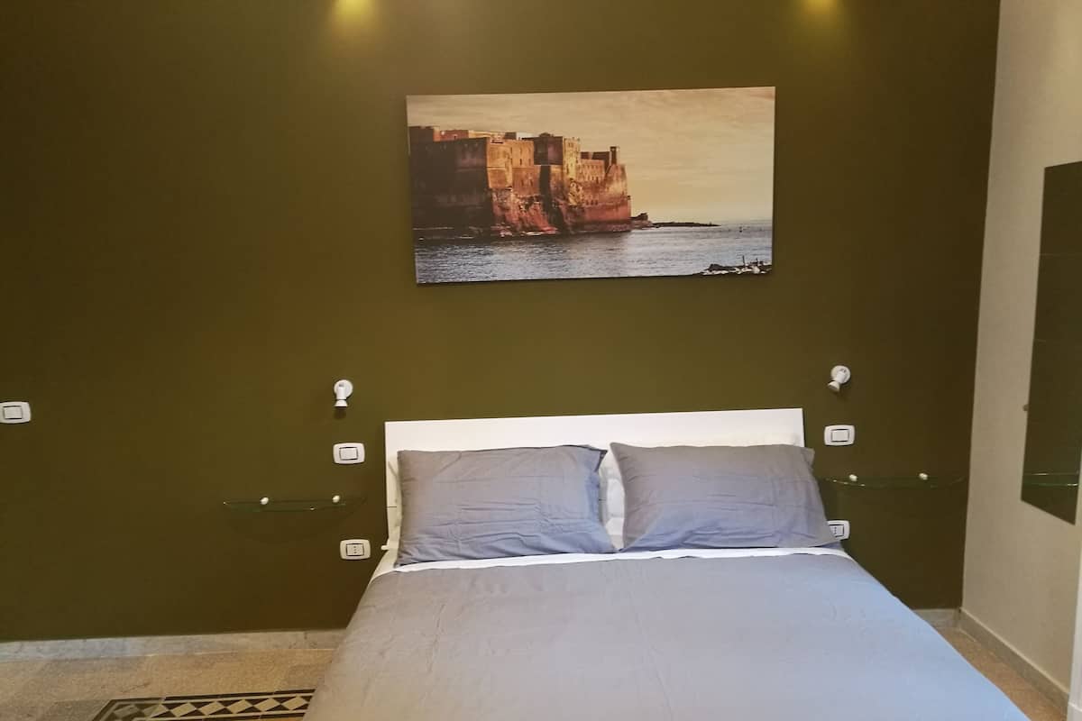 Escritorio, tabla de planchar con plancha, wifi gratis y ropa de cama