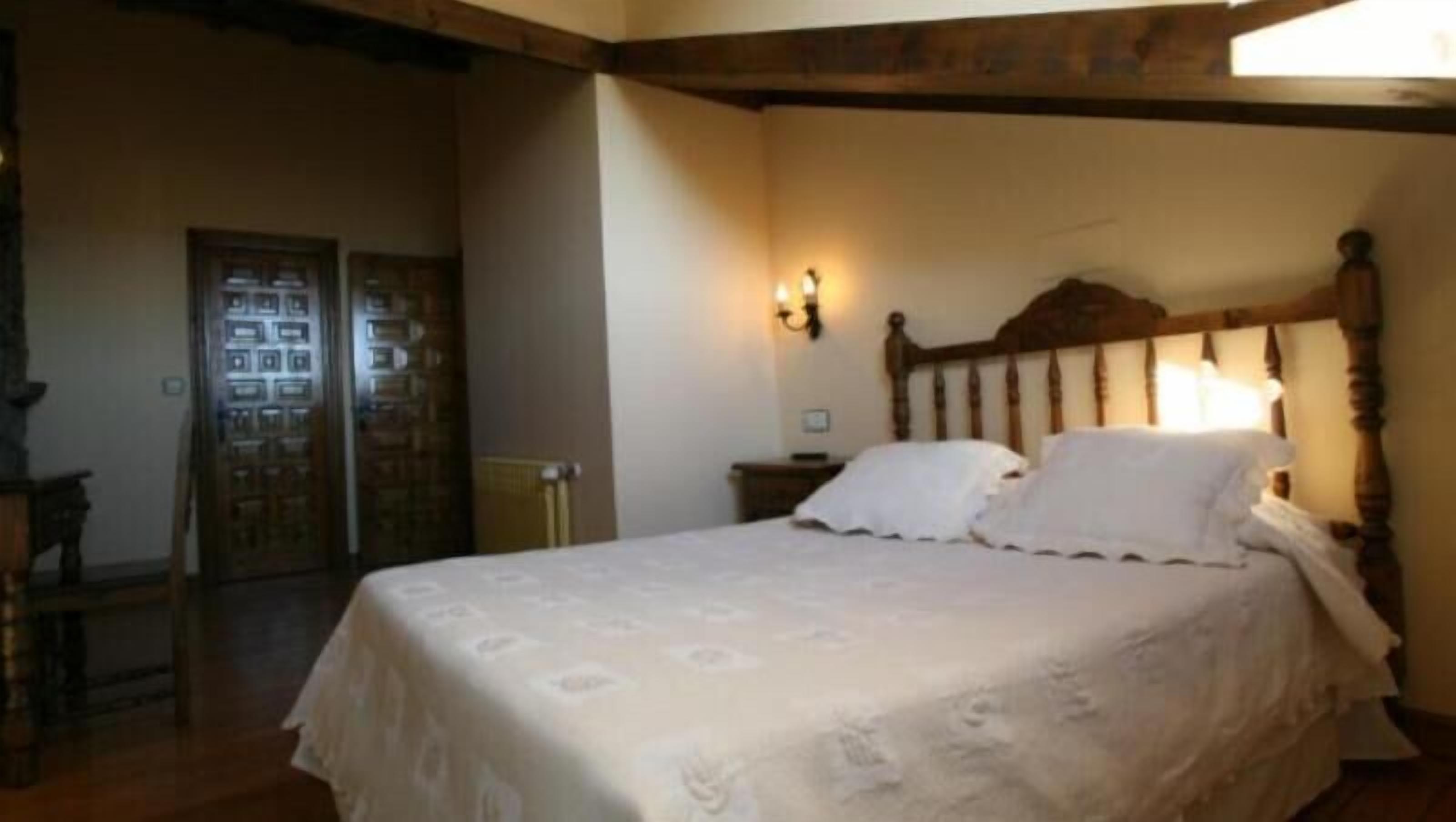 Escritorio, wifi gratis, ropa de cama