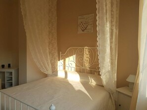 Desk, free cots/infant beds, rollaway beds, free WiFi