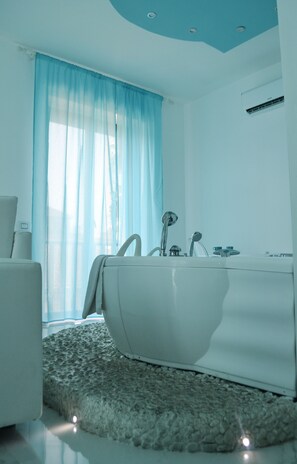 Lyxsvit - bubbelbad - havsutsikt | Bubbelbad