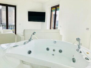 Luxury-Suite, Whirlpool, Meerblick | Whirlwanne